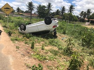 Motorista perde controle e capota veículo na AL 220, em Limoeiro de Anadia