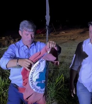 Cabo Bebeto comemora reintegração de posse em Arapiraca e leva bandeira do MST como troféu