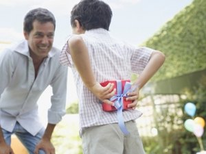 Dia dos Pais: pesquisa revela preços de produtos masculinos mais procurados na capital