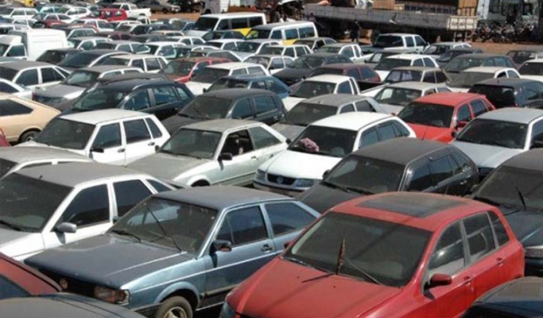 Dez veículos são apreendidos por dia em AL; pátio do Detran está