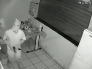 [Vídeo] Câmera flagra invasão de assaltantes em churrascaria na AL-101 Sul