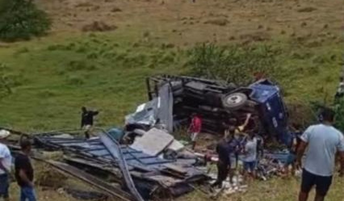 Caminhão capota e deixa três feridos e um cavalo morto em Garanhuns