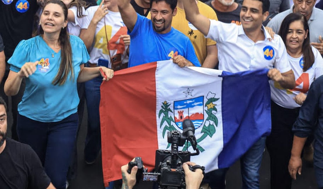 Rodrigo Cunha arrasta multidão na 'Caminhada da Virada e da Vitória' em Maceió