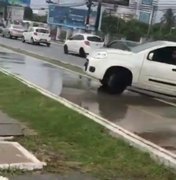 Perseguição entre carro e moto é flagrada na Avenida Fernandes Lima