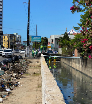 Mangabeiras: operação retira toneladas de resíduos de canal