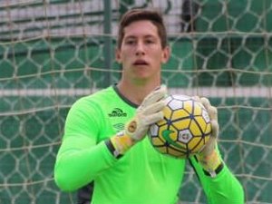 Goleiro da Chapecoense amputa uma perna após sobreviver a acidente