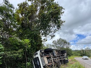 Carreta tomba e deixa três pessoas feridas no município de Penedo