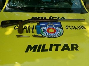 PM apreende espingarda e munições após denúncia de agressão em Cajueiro