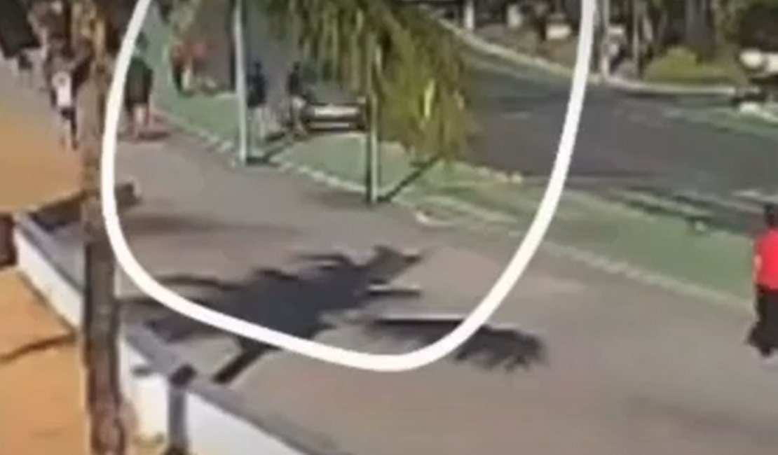 Vídeo mostra momento em que carro invade faixa e atinge corredora na orla de Ponta Verde