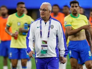 Dorival explica motivos para substituir Vini Jr em empate da Seleção: ‘Buscar soluções’