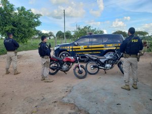 Motociclistas tentam fugir mas PRF prende suspeitos e apreende motocicleta roubada 