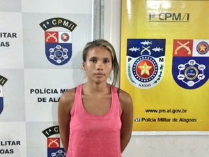 Mulher é presa com cocaína escondida dentro da bolsa do filho no interior