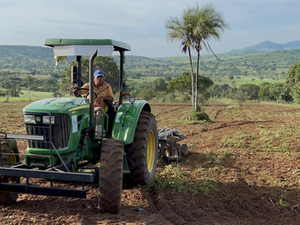 Prefeito Petrúcio Barbosa disponibiliza 30 mil horas Máquina para o Programa de Aração de Terra