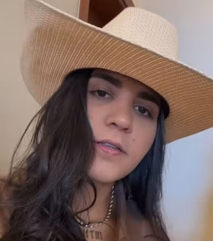 Cantora Yasmin Santos é vítima de furto e mostra carro com vidro estilhaçado