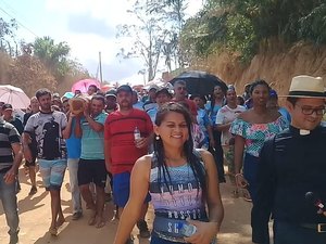 Fiéis se reúnem em primeira Procissão do Mastro no bairro Canafístula 
