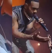 Astro pop, Mario sofre assédio sexual em show e dá bronca em fã