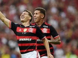 Com gol aos 93 minutos, Flamengo vence Olympiacos de virada e conquista título inédito com Filipe Luís