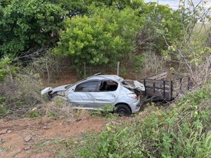 Acidente grave na AL-220 destrói veículo e reboque, mas ocupantes saem ilesos