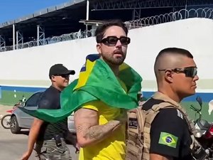 Rico Melquiades vota com bandeira do Brasil: “Não quero ter que ir morar em Paraguay”