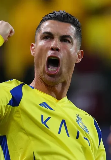 Cristiano Ronaldo se torna o primeiro bilionário do futebol após contrato
