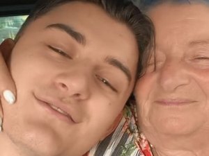 Jovem de 19 anos viraliza no Tik Tok após namorar idosa de 76