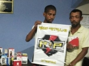 Policia  apreende  dupla com sacola cheia de aparelhos de celular