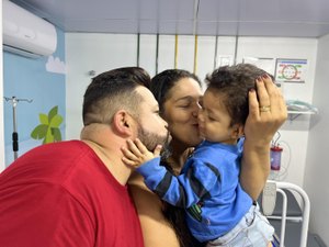 HGE salva a vida de criança de 1 ano e família volta ao hospital para agradecer