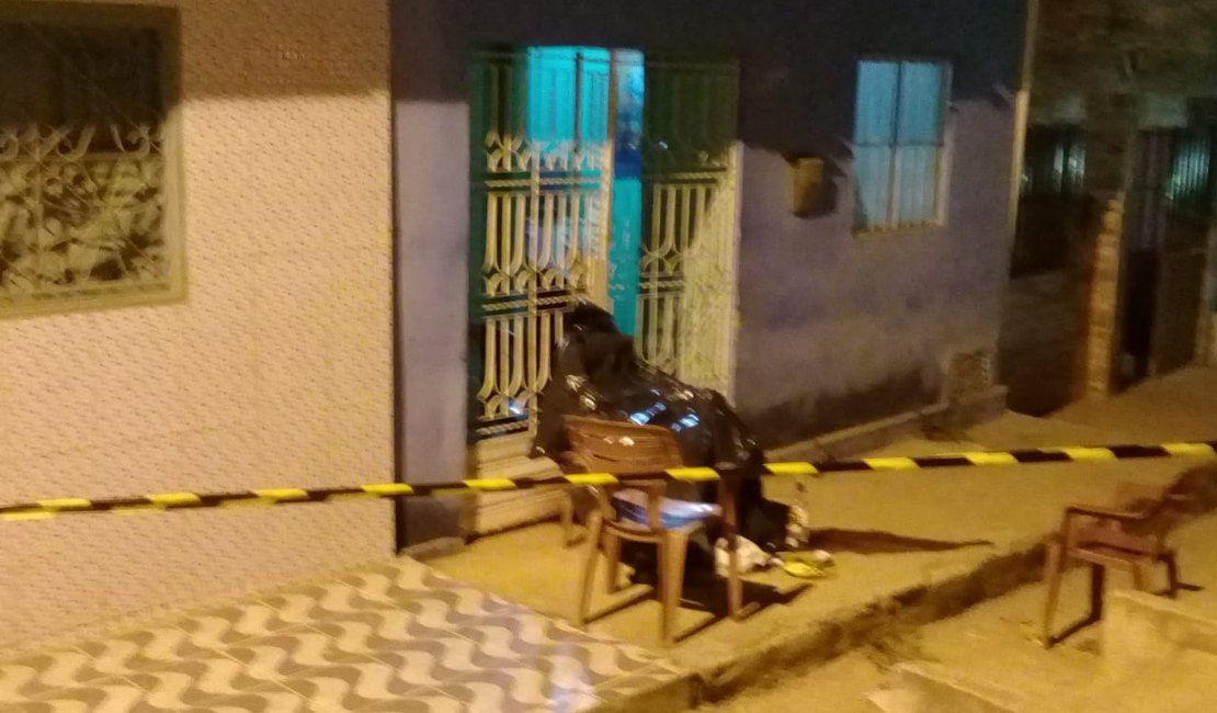 Pistoleiro executa homem na presença de amigos em Arapiraca