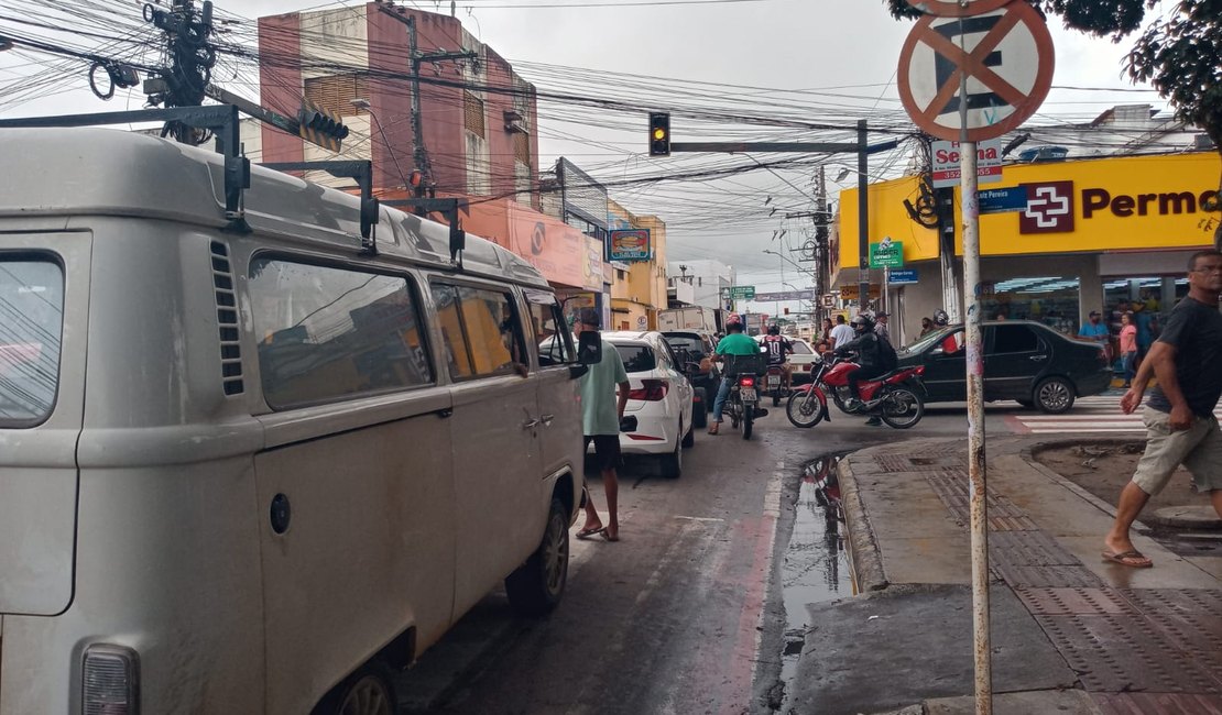 Semáforo do Cruzamento das Ruas Domingos Correia com Luiz Pereira no Centro de Arapiraca apresenta instabilidade