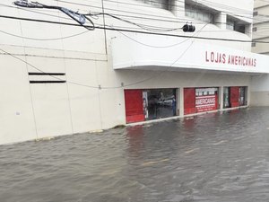 [Vídeo] Chuvas causam transtorno pelas ruas de Maceió 