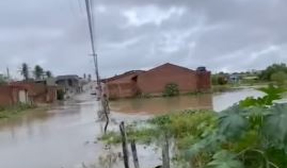 Chuva deixa vias alagadas e intransitáveis no Conjunto Valentim, em Arapiraca