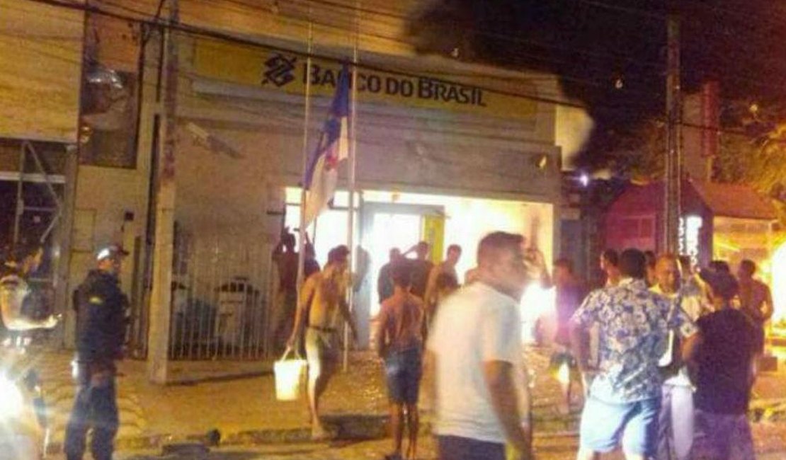 Criminosos explodem duas agências bancárias em Porto de Galinhas
