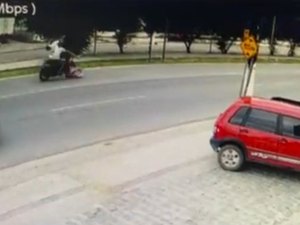 Motociclista colide com ciclista que atravessava avenida sem atenção em Maceió