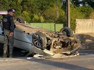 [Vídeo] Carro capota após colidir em mureta na BR-104, em Rio Largo