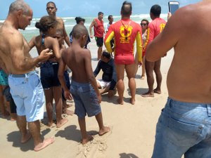 Pai e filhos são resgatados por bombeiros na Praia do Sobral