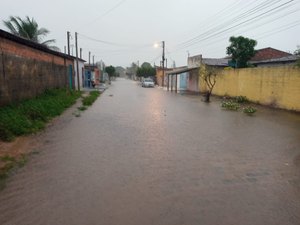 [Vídeo] Ruas próximo ao aeroporto, em Arapiraca, ficam alagadas com chuvas nesta segunda