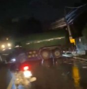 Caminhão quase arranca poste ao tentar manobrar na Avenida Rotary, em Maceió