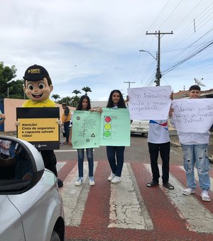 Junto a alunos da rede pública, SMTT Arapiraca realiza ações de educação no trânsito