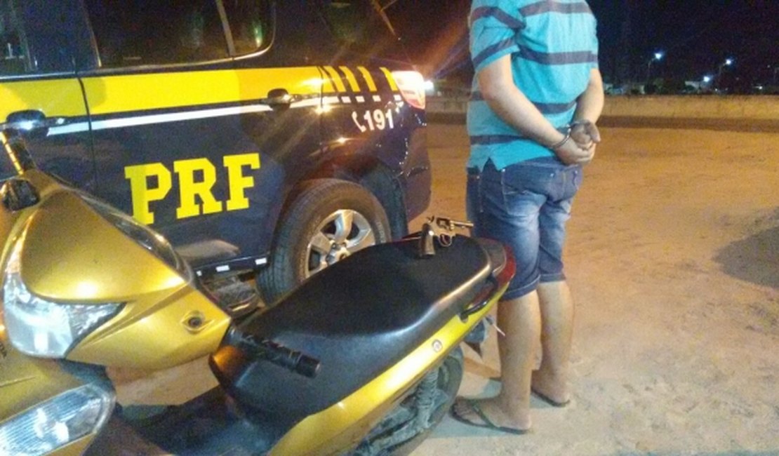 Motociclista é preso por porte ilegal de arma na BR 101
