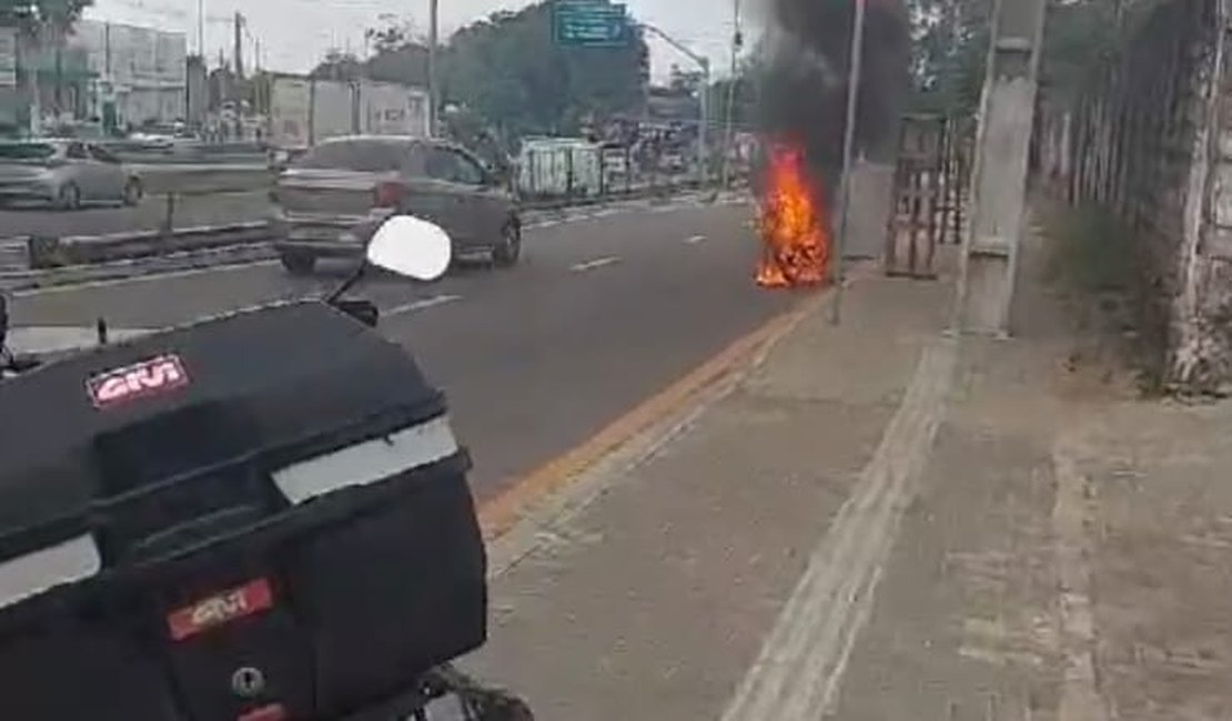 Moto pega fogo após acidente no Petrópolis