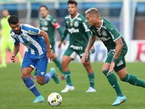 Palmeiras vê prazo apertar e muda de postura na busca por reforços