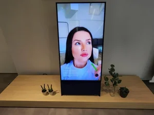 TV que gira e parece celular gigante é boa para TikTok, mas custa R$ 8 mil