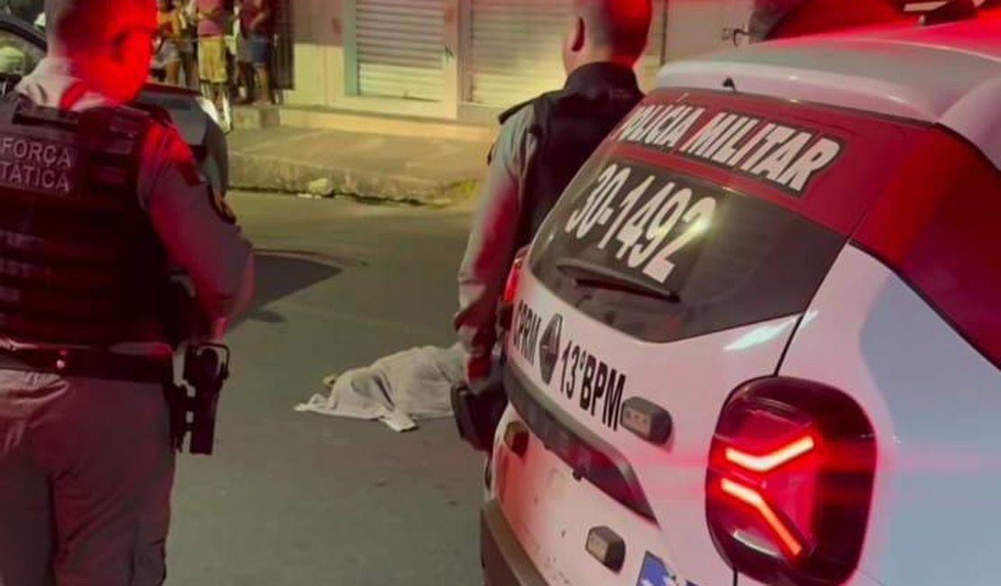 Jovem é perseguido e assassinado em via pública do Jacintinho, em Maceió