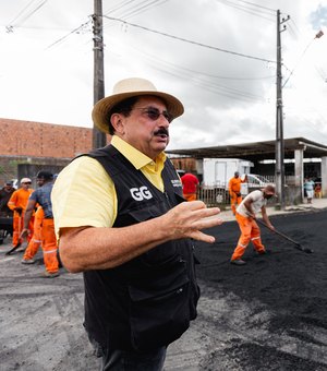 Prefeito Gilberto Gonçalves fiscaliza pavimentação asfáltica na região das casas novas em Rio Largo