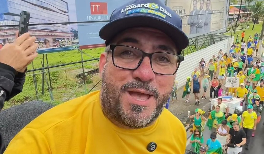 Leonardo Dias e manifestantes se mobilizam a favor da anistia em Maceió