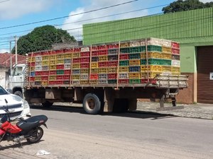 [Vídeo] Motorista de caminhão de frango foge de barreira policial mas é preso escondido em chácara