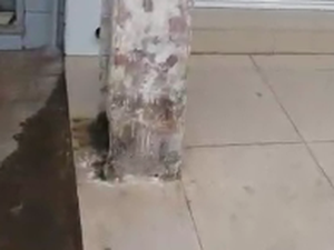 [Vídeo] Comerciantes denunciam vazamento de água em poste de energia elétrica