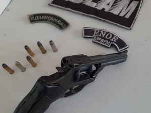 Polícia apreende quatro aves silvestres, e uma arma de fogo com munições, em Arapiraca