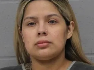 Mulher é presa após deixar filha em estado de desnutrição dentro de armário