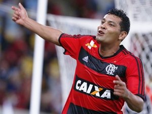 Experiência, preparo físico contestado e falhas marcam André Santos no Fla